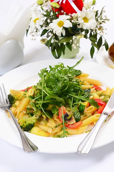 Pâtes aux légumes et salade — Photo