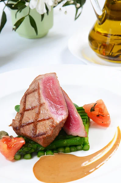 Tuna a grill with an asparagus — Stock Photo, Image