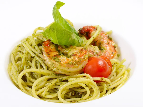 Spaghetti al pesto con salsa e gamberetti — Foto Stock