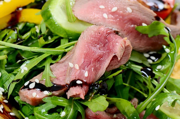 Salada quente com uma redução de um cordeiro — Fotografia de Stock