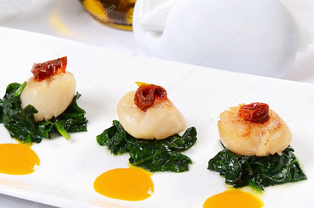 sea scallops with spinach and tomatoes