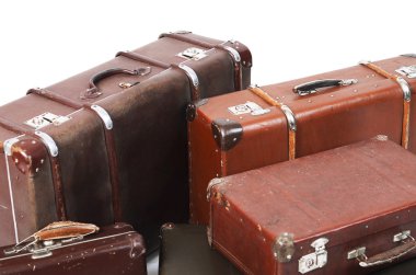 Beyaz arkaplanda izole edilmiş eski bavul