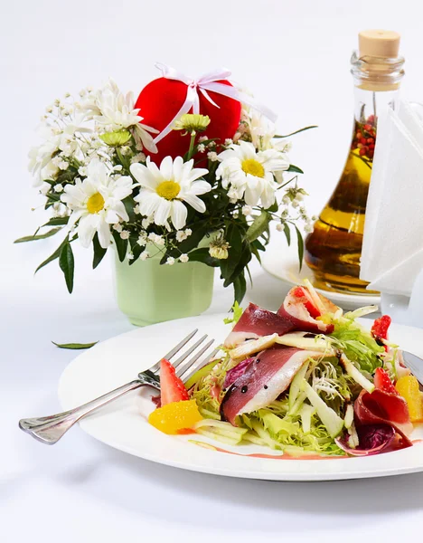 Salat mit geräucherter Entenbrust — Stockfoto