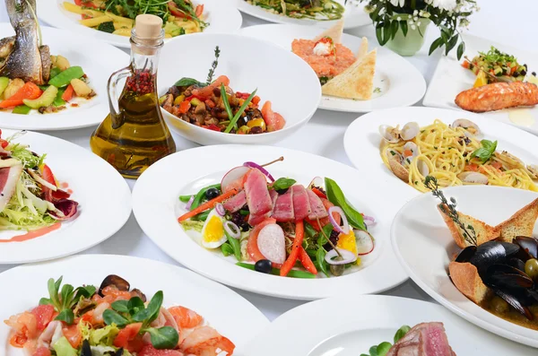 farklı yemekler ile restoranda büfe