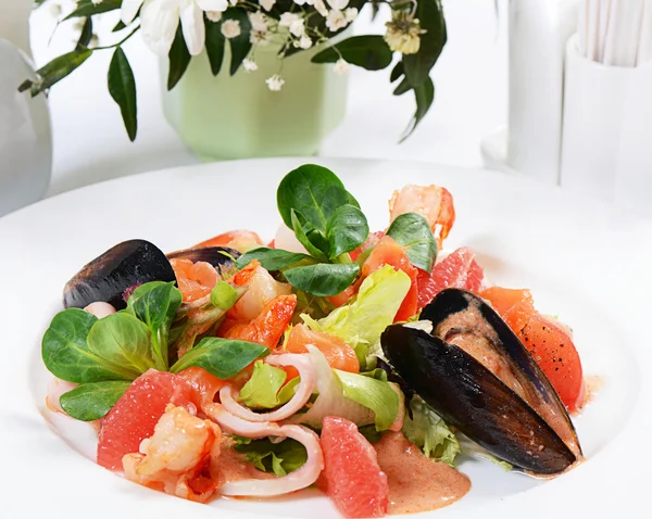 Salade van zeevruchten en een zalm — Stockfoto