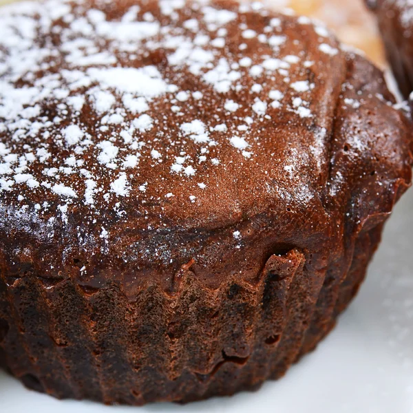 Schokoladenkuchen mit Puderzucker — Stockfoto