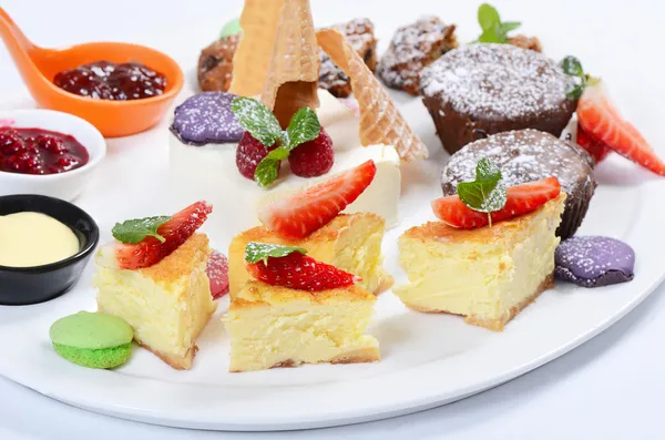 Assiette de différents desserts isolés — Photo