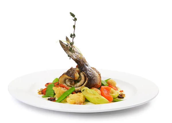 Filete de lubina con verduras de primavera y salsa de oliva Imagen de archivo