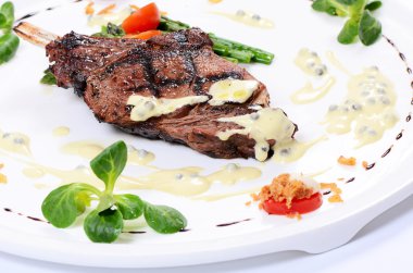 Kuzu Izgara bir kuşkonmaz ile