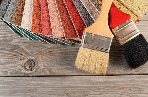 Tavolozza dei colori sullo sfondo in legno — Foto Stock