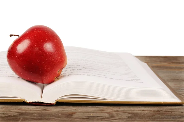 Otwórz książkę z jabłkiem na białym tle — Zdjęcie stockowe