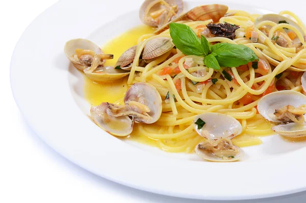 Spaghetti mit Muscheln in Schalen — Stockfoto