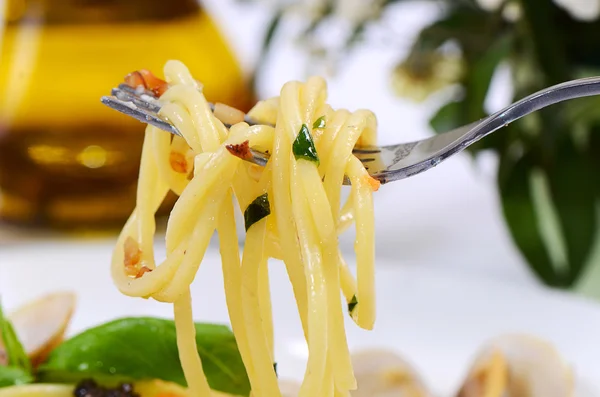 Špagety s mušlemi v miskách — Stock fotografie