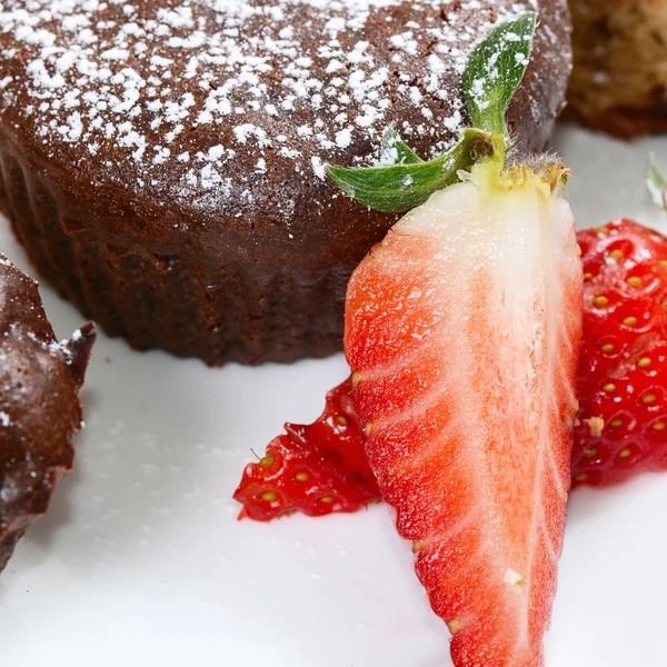 Chocolate cake with a strawberry — Stock Photo, Image