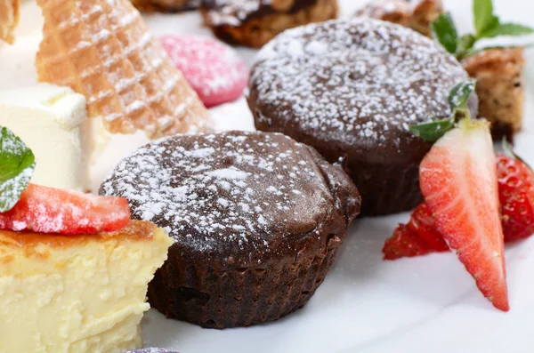 Chocolate cake with a strawberry — Stock Photo, Image