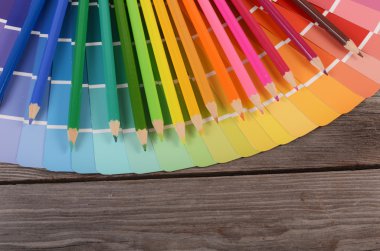 ahşap zemin üzerinde renk paleti