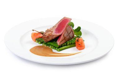 ton balığı ızgara bir kuşkonmaz ile