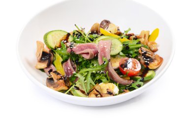 bir kuzu kesim ile sıcak salata