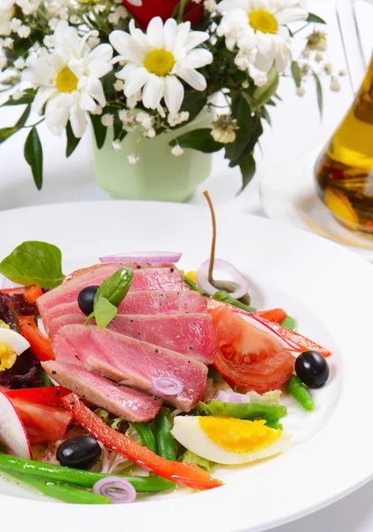 Nicoise com atum fresco e legumes — Fotografia de Stock