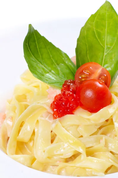 Fettuccini somon ve krem sos ile — Stok fotoğraf