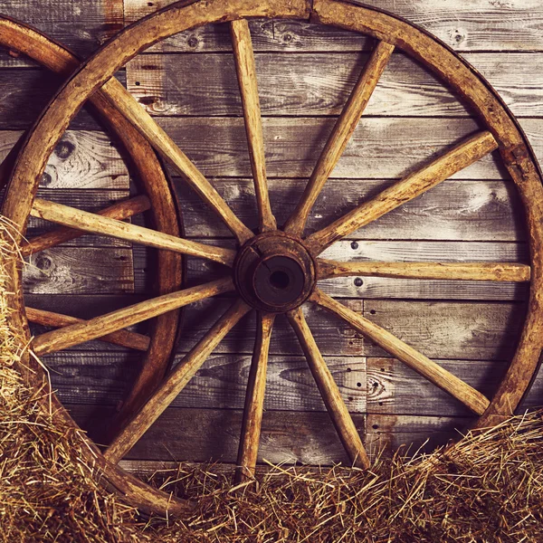 Altes Holzrad auf einem Heu — Stockfoto