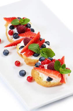 Profiterol ile çilek üzümü, çilek