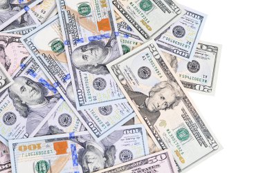 Dolar banknotları beyaz arkaplanda izole