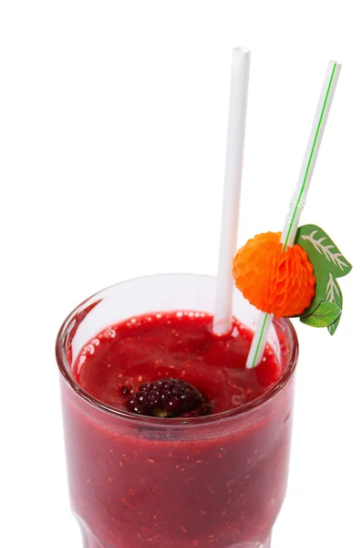 Verfrissing blackberry smoothie geïsoleerd op wit — Stockfoto