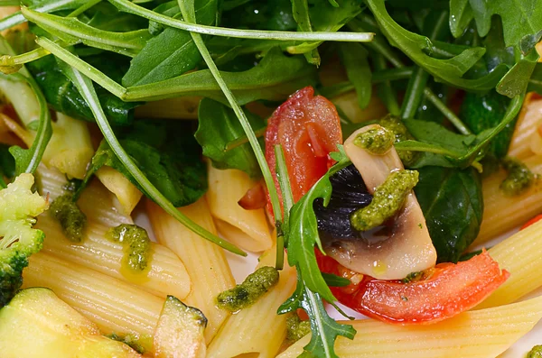 Pâtes aux légumes et salade — Photo