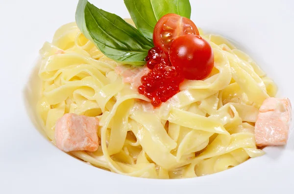Fettuccini mit Lachs und cremiger Sauce — Stockfoto