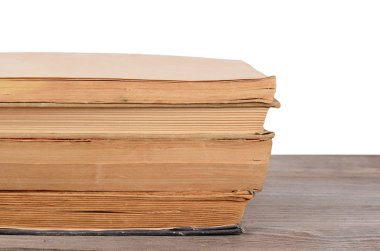 Beyaz üzerine izole kitap yığını