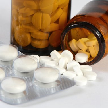 tabletler üzerinde beyaz izole bir cam kavanoz