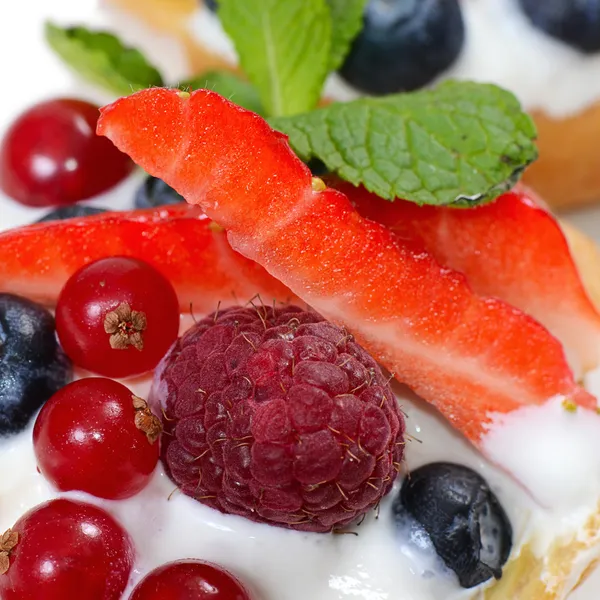 Profiterolen mit Beeren, Johannisbeeren, Erdbeeren — Stockfoto