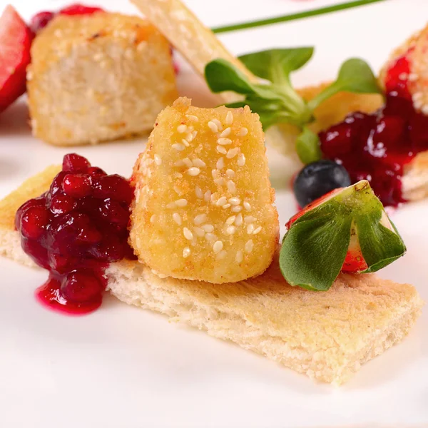 Queijo em farinha de rosca com compota de passa de Corinto — Fotografia de Stock