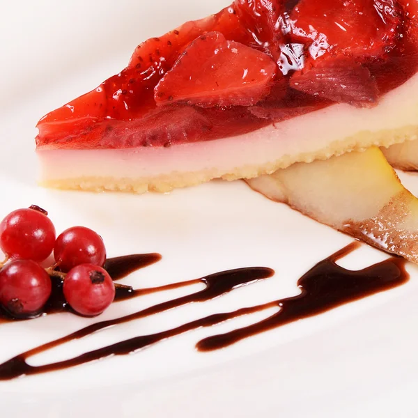 Cake from shortcake dough with strawberry — Stock Photo, Image