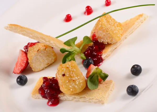 Queso en pan rallado con mermelada de grosella —  Fotos de Stock