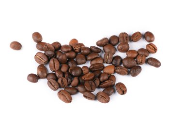 kahve çekirdekleri üzerine beyaz izole