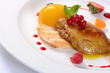 kaz ciğeri ile tost ve kayısı