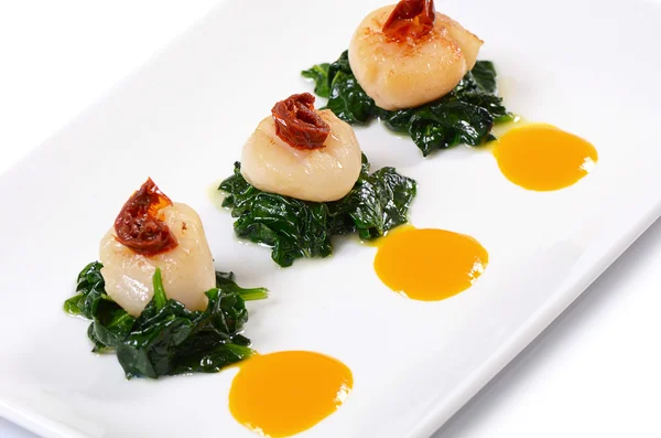 Sea scallops with spinach and tomatoes — Stock Photo, Image