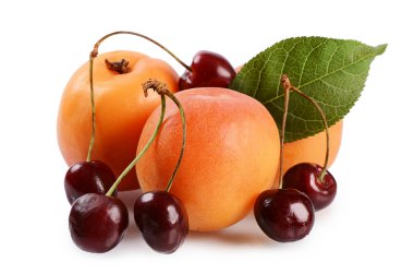 kayısı ve üzerinde beyaz izole kiraz