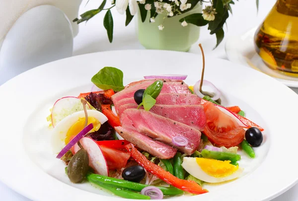 Nicoise with fresh tuna and vegetables — Stock Photo, Image