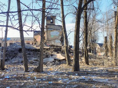 Kharkiv, UKRAINE - 16 Mart 2022 Rusya 'nın Ukrayna' ya karşı savaşı. Kharkov okulunun düşman füzeleri tarafından hasar gördü