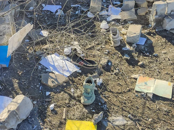 Kharkiv, UKRAINE - 16 Mart 2022 Rusya 'nın Ukrayna' ya karşı savaşı. Kharkov okulunun düşman füzeleri tarafından hasar gördü