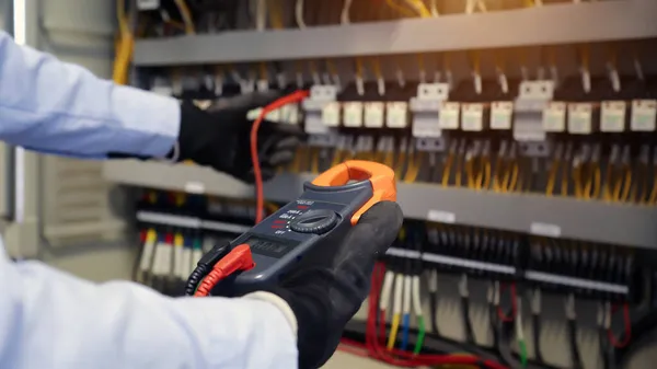 Close Hand Van Elektrotechnicus Die Meetapparatuur Gebruikt Voor Het Controleren — Stockfoto