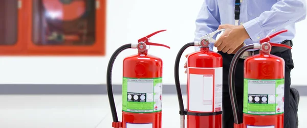 安全救助 消防訓練の場合を防止するための建物の概念における赤い消火器タンクのハンドルをチェック消防士 — ストック写真