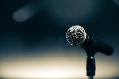 Halka açık konuşma arkaplanı, konuşma sunumu için mikrofonu kapatın bulanık ve bokeh ışık arkaplanlı sahne performansı.