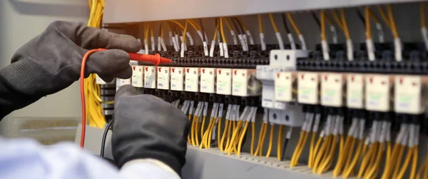 电机工程师的特写手 用测量设备检查断路器和电缆布线系统的电流电压 用于主配电板的维修 — 图库照片
