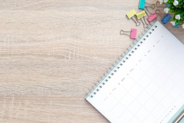 Çalışma alanı fotokopi alanı kompozisyonu ve ev kavramlarından çalışma için bir kalem ve ofis ekipmanına sahip üst görünüm masası ve boş takvim.