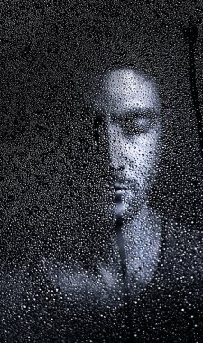 yağmurlu bir pencereden görmüş adam