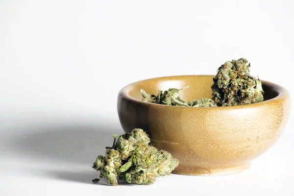 Liten skål fylld med cannabis — Stockfoto